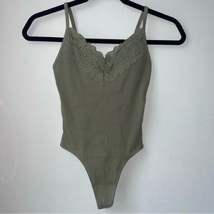VS/PINK - 2 ribbed lace bodysuits